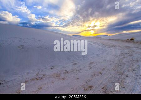 White Sands Sunset. Hermosa puesta de sol en el desierto en el Monumento Nacional White Sands en Alamogordo, Nuevo México. Foto de stock