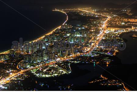 Vista Nocturna De Barra Da Tijuca En Rio De Janeiro Fotografia De Stock Alamy