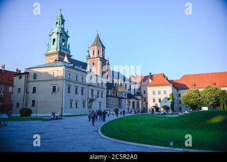 27 de agosto de 2018. Cracovia, Polonia. Castillo Real de Wawel. Vista de la entrada al castillo en la luz del atardecer. Foto de stock