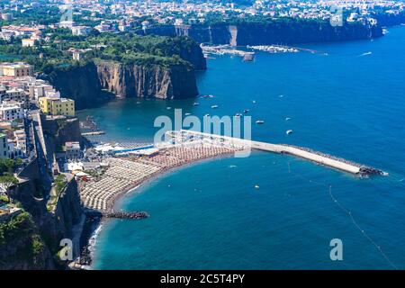 Vista aérea de la hermosa playa de Meta di Sorrento en un día de verano, Campania, Italia Foto de stock