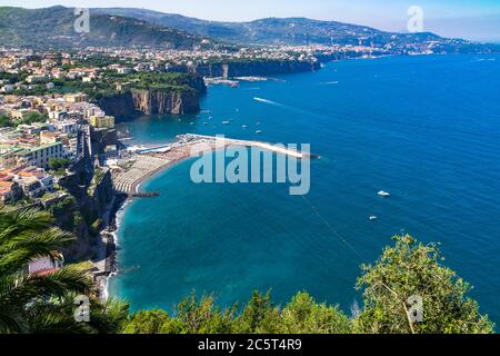 Impresionante paisaje de la Península de Sorrento en un hermoso día de verano, Campania, Italia Foto de stock