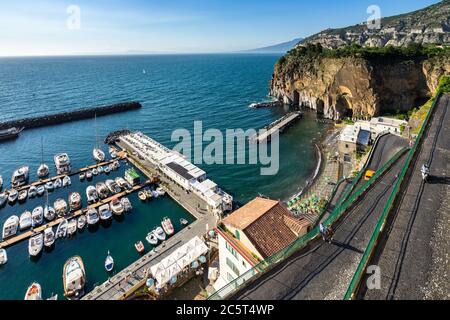 La ruta panorámica que desciende al pequeño puerto de Piano di Sorrento, Campania, Italia Foto de stock