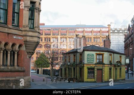 Peveril of the Peak, Great Bridgewater Street, Castlefield, Manchester, Inglaterra: Un precioso pub antiguo rodeado de edificios industriales y comerciales Foto de stock