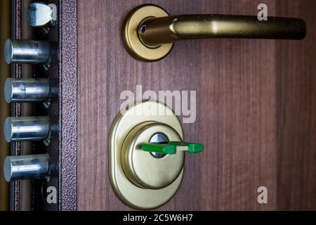 Seguridad. Cierre de la cerradura en una puerta blindada en un  departamento. Abra la puerta de una casa familiar Fotografía de stock -  Alamy