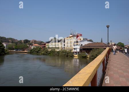 Vista desde el viejo puente Patto del arroyo Ourem en Panajim, Goa, India. Foto de stock