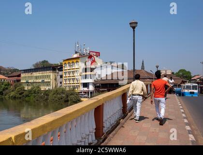 Vista desde el viejo puente Patto (Ponte DDE Linhares) del arroyo Ourem en Panajim, Goa, India. Foto de stock