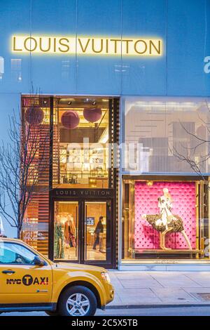 🤩 La tienda Louis Vuitton de la Quinta Avenida, decoró su tienda con una  inmensa caja de regalo para la temporada de Navidad 🎁😍 Ya la…