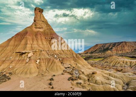 Castildeterra formación rocosa en la Bardena Blanca, zona del Parque Natural de las Bardenas Riales, Navarra, España.