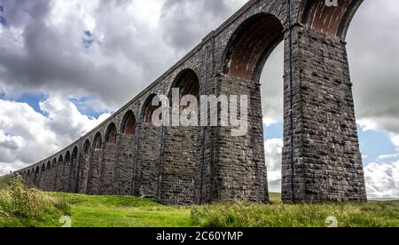 Viaducto de Ribbehead en Yorkshire del Norte que lleva el asentamiento a la vía férrea de Carlisle