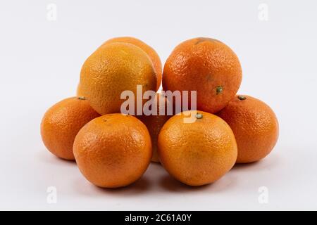 apilados naranjas maduras sobre un fondo claro Foto de stock