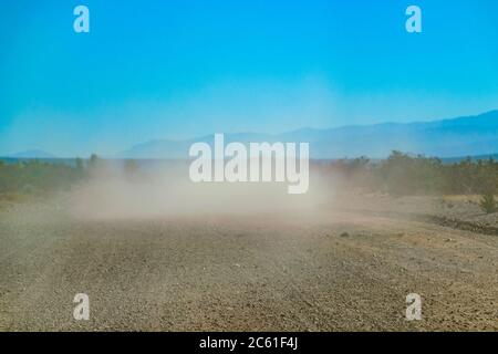 Polvo creado por auto en la carretera de la tumba, provincia de san juan, argentina Foto de stock