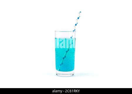 Limonada azul con burbujas de gas y una paja de cóctel aislada sobre fondo blanco. Bebida de cóctel azul.
