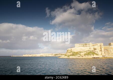 El Hospital Naval Real en la pequeña ciudad de Kalkara en la isla de Malta Foto de stock
