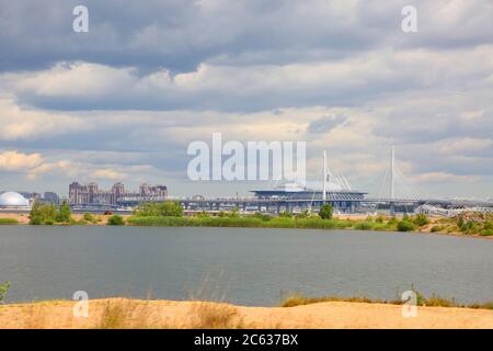 Vista del estadio Krestovsky, conocido como Gazprom Arena, en la isla Krestovsky y el puente Obukhovsky también llamado Puente Vantoviy, San Petersburgo, Rusia. Foto de stock
