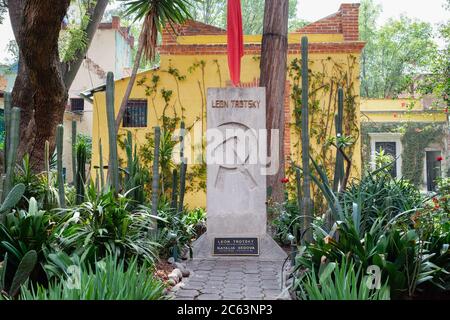 La tumba de León Trotsky en la casa donde vivió en Coyoacán, Ciudad de México Foto de stock