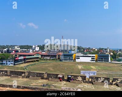 dh Galle campo club de cricket GALLE FORT SRI LANKA personas en las murallas de la fortaleza con vistas a Sri lankan partidos de estadio Foto de stock