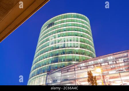 Edificio de gran altura de la sucursal de Mercedes-Benz en el puente Donnersberger, Munich, Alta Baviera, Baviera, sur de Alemania, Alemania, Europa