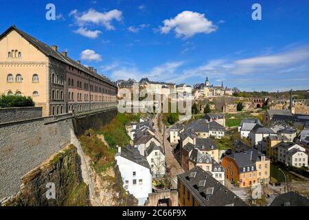 Vista de Grund Lower Town en el Valle de Alzette, Ciudad de Luxemburgo Foto de stock