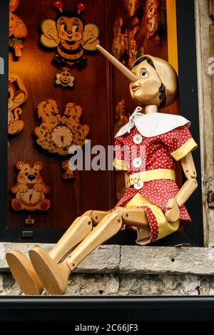 República de San Marino: Pinocho en venta en una tienda Foto de stock