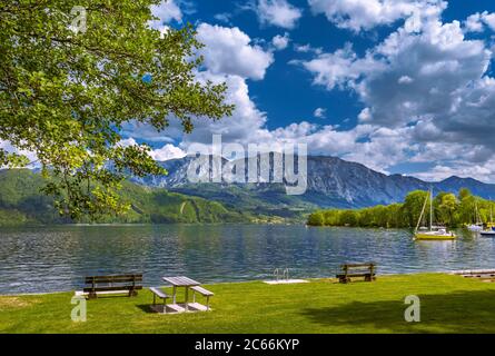 Mondsee cerca de Oberburgau en Salzkammergut, Salzburger Land, Austria, Europa Foto de stock