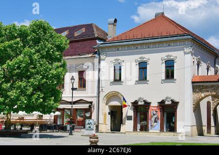 Europa Rumania El Condado De Maramures Baia Mare Firiza Lago Firiza Color En El Otono Lancha En La Orilla Fotografia De Stock Alamy