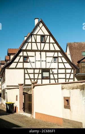 Típica casa alsaciana de entramado de madera en la ciudad de Haguenau con el cielo azul claro en el fondo - Francia Foto de stock