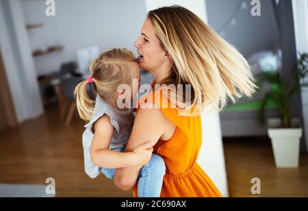 Familia feliz y cariñosa. Madre y niña jugando y abrazando