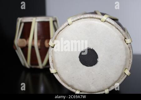 Tabla un famoso tambor de instrumentos musicales de origen indio y asiático Foto de stock