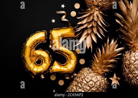 fondo de celebración de 65 cumpleaños con globos de oro y piñas doradas Foto de stock