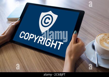 Icono de copyright en la pantalla. Derecho De Patentes Y Propiedad Intelectual. Concepto De Negocio, Internet Y Tecnología