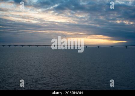 Confederation Bridge over Sunset Sky, Canadá Foto de stock