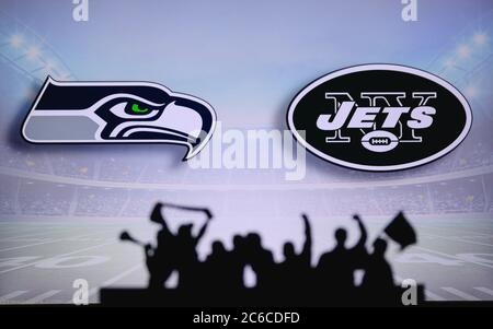 Seattle Seahawks vs. New York Jets. Apoyo de los fans en el NFL Game. Silueta de los seguidores, gran pantalla con dos rivales en el fondo. Foto de stock