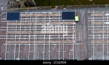 Vista aérea del tejado del claustro sur de la Catedral de Salisbury y el primero de los nuevos paneles solares que se están instalando como parte de los planes de la catedral de ser neutro en carbono. Foto de stock