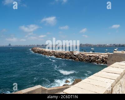 Una vista desde la ciudadela de la bahía de Alejandría a la costa y el horizonte Foto de stock