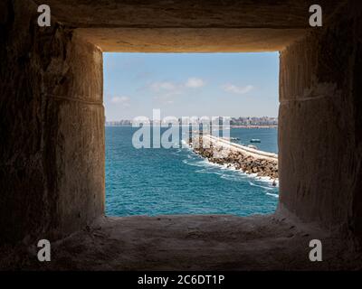 Una mirada desde una peefola de las fortificaciones de la ciudadela en Alejandría con el horizonte en el fondo Foto de stock