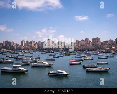 La vista del horizonte y muchos barcos de Alejandría desde la ciudadela de Quaitbay Foto de stock
