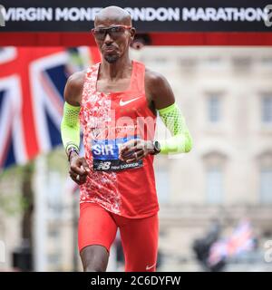 Sir Mo Farah, GBR cruza la línea de meta en la 5ta posición, Virgin Monkey London Marathon 2019, Londres, Reino Unido Foto de stock