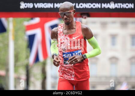 Sir Mo Farah, GBR cruza la línea de meta en la 5ta posición, Virgin Monkey London Marathon 2019, Londres, Reino Unido Foto de stock