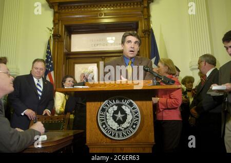 Austin, Texas, EE.UU., Abril 12 2005: El Gobernador de Texas Rick Perry firma el primer proyecto de ley de la 79ª sesión legislativa durante una ceremonia en el Capitolio. © Bob Daemmrich Foto de stock