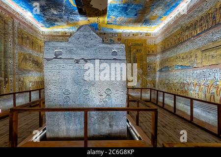 Imagen de la diosa Nut, estirada a través del techo azul de la cámara de entierro, sobre el sarcófago en KV 2 la tumba de Ramsés IV Foto de stock