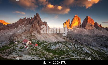Dolomitas, tres Picos de Lavaredo. Imagen panorámica de Dolomitas italianas con los famosos tres Picos de Lavaredo (Tre Cime di Lavaredo) Tirol del Sur, Italia.