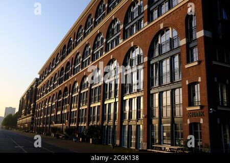 Edificios modernos en el Veemkade junto al río IJ en el centro de Amsterdam
