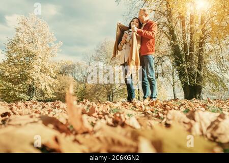 Pareja enamorada que pasar un rato romántico en el parque de otoño Foto de stock