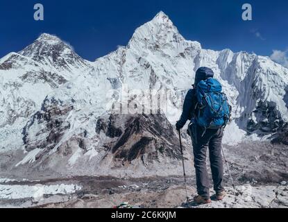 Joven excursionista mochilero hembra tomando freno en caminata disfrutando del glaciar Khumbu. Everest ruta del campamento base cerca de Gorakshep, Nepal. Everest monte 8848m Foto de stock