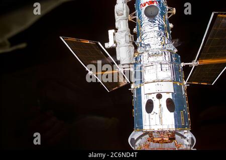 (13 de febrero de 1997) --- Telescopio Espacial Hubble (HST) después de la captura atracada en el sistema de apoyo de Vuelo (FSS) en la bahía de carga útil del Transbordador Espacial Discovery. Esta vista se tomó con una cámara fija electrónica (ESC). Foto de stock
