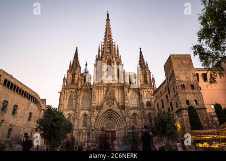 Vista frontal de la catedral gótica de Barcelona al atardecer, también conocida como la Seu, situada en el corazón del Barrio Gótico de Barcelona. Exposición prolongada. Foto de stock