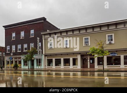 Baldwinsville, Nueva York, EE.UU. 11 de julio de 2020. Vista de la pequeña ciudad de Baldwinsville, NY en el condado de Onondaga en una mañana lluviosa de fin de semana
