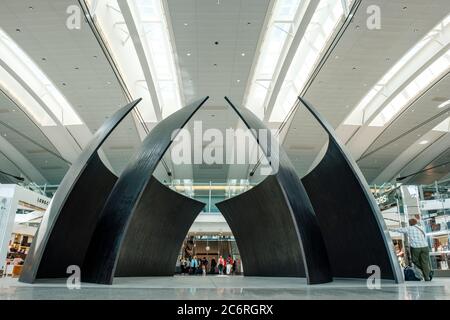 Richard Serra escultura de esferas inclinadas, Aeropuerto Internacional Pearson, Terminal 1, salidas Internacionales, Toronto, Ontario, Canadá Foto de stock