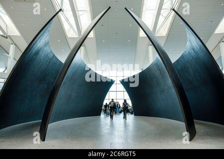 Richard Serra escultura de esferas inclinadas, Aeropuerto Internacional Pearson, Terminal 1, salidas Internacionales, Toronto, Ontario, Canadá Foto de stock