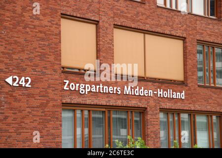 Oficina de la institución de atención Zorgpartners Midden Holland, propietario de varios hogares de atención para los ancianos alrededor de Gouda Foto de stock